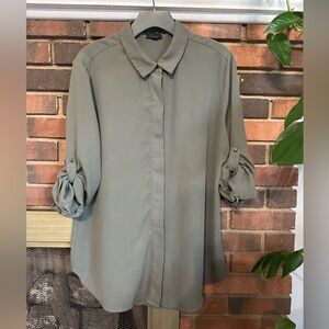 🛍️ Green rolled up sleeves with button up shirts.Excellent condition.